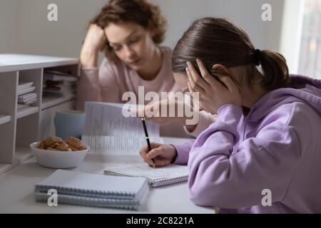 Verärgert Mutter und Teenager-Tochter zu Hause studieren Stockfoto