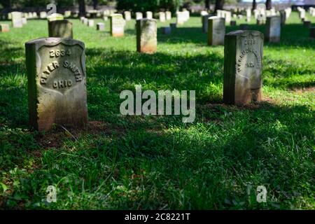 Eine feierliche Ansicht der Reihen der militärischen Grabsteine für Civil war Union Truppen in der Nähe des Schlachtfeldes auf Stones River National Cemetery in Murfreesboro, TN Stockfoto