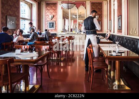 Prag, Tschechische Republik - Juli 12 2020: Café Louvre Interieur mit Kellner und Gäste an Tischen sitzen. Ein traditionelles Grand Cafe Coffee House und Restaurant Stockfoto