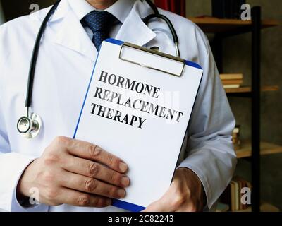Arzt zeigt Hormonersatztherapie HRT Informationen. Stockfoto