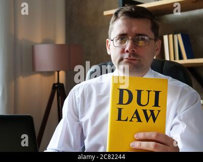 Der Anwalt zeigt DUI Gesetz fahren unter dem Einfluss Buch. Stockfoto