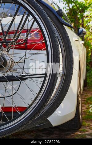 Berlin, Deutschland - 8. Mai 2020: Detailansicht eines Autos mit zwei Rädern auf einem Fahrradträger. Stockfoto