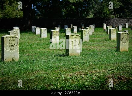 Eine feierliche Ansicht der Reihen von militärischen Grabsteinen für Civil war Union Truppen in der Nähe des Schlachtfeldes auf Stones River National Cemetery in Murfreesboro, TN, Stockfoto