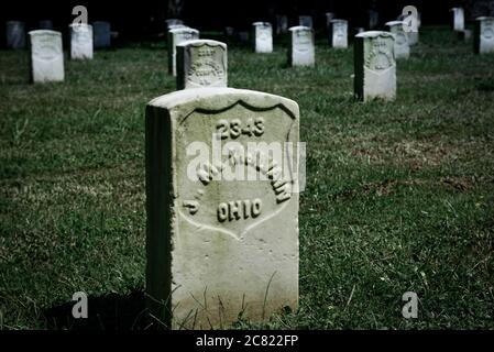 Eine feierliche Ansicht der Reihen von militärischen Grabsteinen für Civil war Union Truppen in der Nähe des Schlachtfeldes auf Stones River National Cemetery in Murfreesboro, TN, Stockfoto