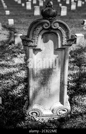 Ein nicht mehr lesbarer, phantasievoller Grabstein, gehört zu den Tausenden von Union Solider Gräbern auf dem Stones River National Cemetery in Murfreesboro, TN Stockfoto