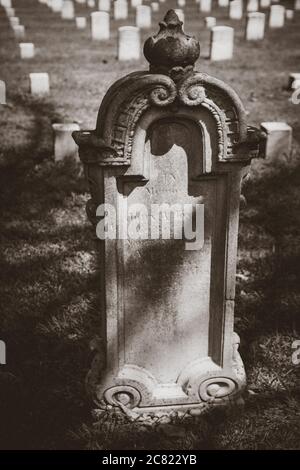 Ein nicht mehr lesbarer, phantasievoller Grabstein, gehört zu den Tausenden von Union Solider Gräbern auf dem Stones River National Cemetery in Murfreesboro, TN Stockfoto