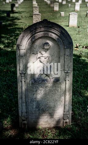 Ein nicht mehr lesbarer, phantasievoller Grabstein, gehört zu den Tausenden von Union Solider Gräbern auf dem Stones River National Cemetery in Murfreesboro, TN Stockfoto