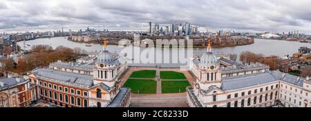 Panoramaaufnahme des Old Royal Naval College in London, England bei Tageslicht Stockfoto