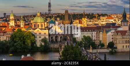 Panorama von Alt Prag und der Karlsbrücke bei einem schönen Sonnenuntergang Stockfoto