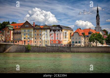 DE - BAYERN: Bad Tölz mit Pfarrkirche Mariä Himmelfahrt und Isar (HDR-Bild) Stockfoto