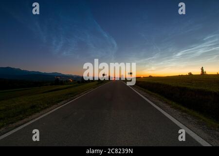 Nächtliche Wolken über der Bergstraße Stockfoto