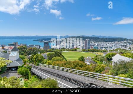 Blick über die Stadt und den Lambton Harbour von der Wellington Cable Car Kelburn Endstation, Wellington, Neuseeland Stockfoto