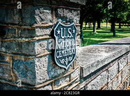 Nahaufnahme der Gedenktafel für den Eingang des US National Friedhofs und Blockmauern für den 1865 gegründeten Stones River National Cemetery in Murfreesboro, TN Stockfoto