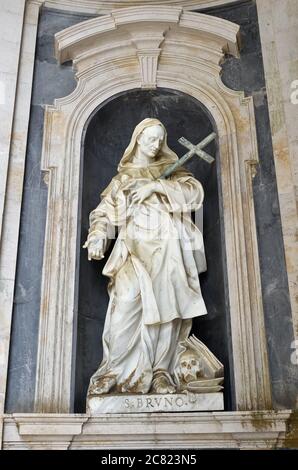 Mafra, Portugal - 1. Juni 2017: Statue des Heiligen Bruno vom Bildhauer Giuseppe Lironi in der Basilika von Nossa Senhora e Santo Antonio de Mafra. Ecclesias Stockfoto