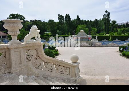 Queluz, Portugal - 3. Juni 2017: Löwentreppe oder Robillon im Queluz National Palace und Blick auf die Fliesen Chanel, Lissabon, Portugal Stockfoto