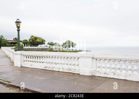 Spaziergang am Fluss Saint Gabriel, in Colonia del Sacramento, Uruguay. Einsame Stadtlandschaft, ein Sommertag mit Regen und Wolken Stockfoto