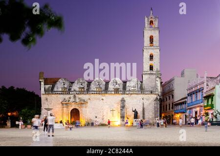 Der San Francisco Platz, einer der historischen Plätze von Havanna, bei Sonnenuntergang Stockfoto