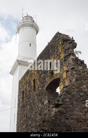 Colonia del Sacramento / Uruguay; 2. Januar 2019: Leuchtturm der Stadt, erbaut 1857 auf den Ruinen des Klosters San Francisco Javier. Stockfoto