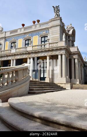 Queluz, Portugal - 3. Juni 2017: Fassade des Robillon-Flügels am Queluz-Nationalpalast. Früher als Sommerresidenz des portugiesischen Königs genutzt Stockfoto