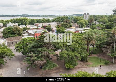 Colonia del Sacramento / Uruguay; 2. Januar 2019: Panoramablick auf die Stadt vom Aussichtspunkt am Leuchtturm Stockfoto