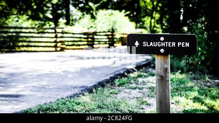 Nahaufnahme des Schildes für den Slaughter Pen, wo Soldaten in der Bürgerkriegsschlacht auf dem Schlachtfeld am Stones River in Murfreesboro, TN, USA, Gemetzel erlitten Stockfoto