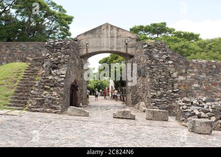 Colonia del Sacramento / Uruguay; 2. Januar 2019: Altes Feldtor (Puerta del Campo, auf Spanisch), Steineingang zum alten und historischen Teil des Stockfoto