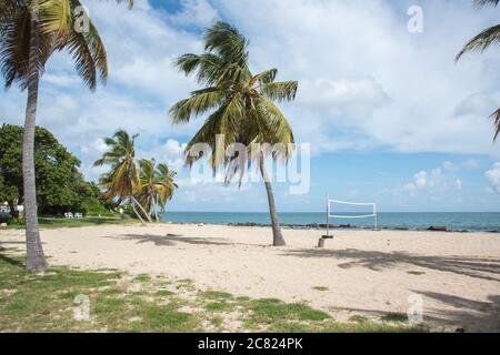 Christiansted, St. Croix, USVI-September 23,2019: Tamarind Reef Resort direkt am Strand mit Volleyballnetz auf St. Croix in den tropischen US Virgin Islands. Stockfoto