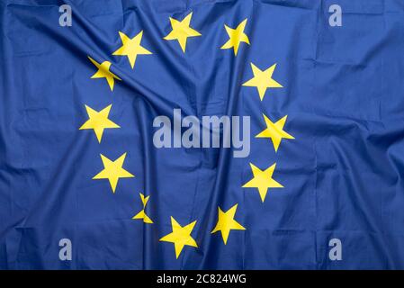 Naturstoff zerknittert EU oder EU Flagge Stockfoto