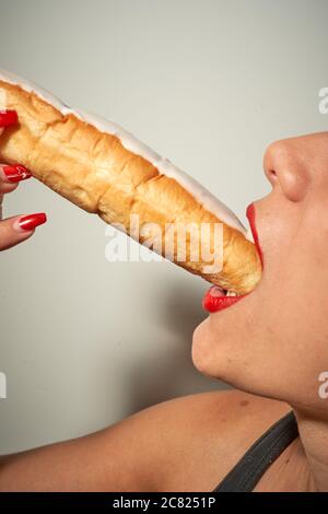 Hübsche Lippen Frau essen einen mediterranen Snack namens Farton Stockfoto