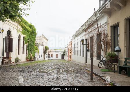 Colonia del Sacramento / Uruguay; 2. Januar 2019: Wunderschöne gepflasterte Straße im historischen Zentrum der Stadt, an einem bewölkten Sommermorgen Stockfoto