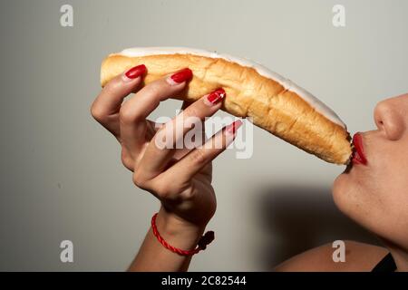 Hübsche Lippen Frau essen einen mediterranen Snack namens Farton Stockfoto