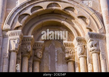 decoración de la ventana del ábside de la Iglesia románica de Santa Columba de Argandoña. Álava. País Vasco. España Stockfoto