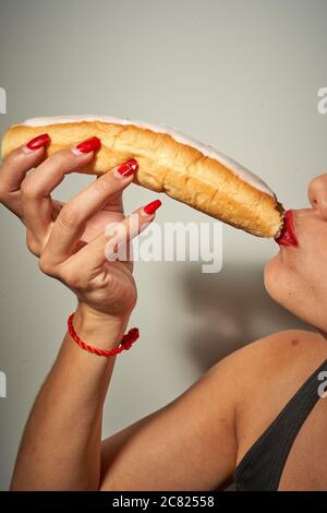 Hübsche Lippen Frau essen einen mediterranen Snack namens Farton Stockfoto