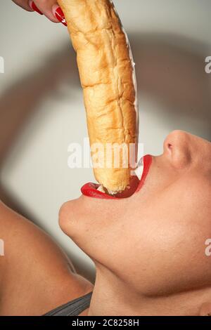 Hübsche Lippen Frau essen einen mediterranen Snack namens Farton Stockfoto