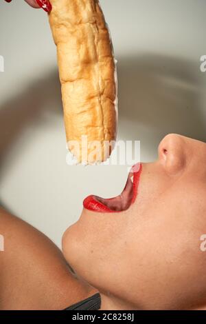 Hübsche Lippen Frau essen einen mediterranen Snack namens Farton Stockfoto