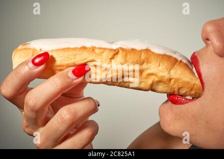 Hübsche Lippen Frau essen einen mediterranen Snack namens Farton Stockfoto