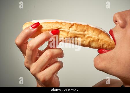 Hübsche Lippen Frau essen einen mediterranen Snack namens Farton Stockfoto