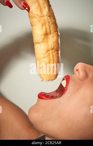 Hübsche Lippen Frau essen einen mediterranen Snack namens Farton Stockfoto