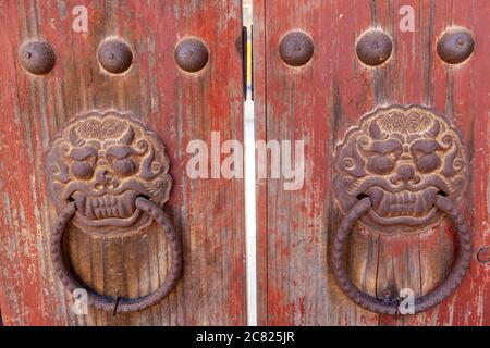 Dragon-Kopf Tür-Klopfer an den Toren von Bulguksa Tempel, Gyeongju, Südkorea Stockfoto