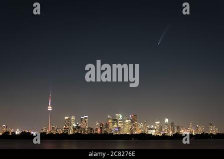 Komet NEOWISE fliegt über die Skyline von Toronto, Ontario, vom Tommy Thompson Park aus gesehen. Stockfoto