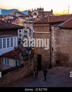 Vista de la Catedral de María Inmaculada (Catedral Nueva) desde la Plaza del Machete. Vitoria. Álava. País Vasco. España Stockfoto