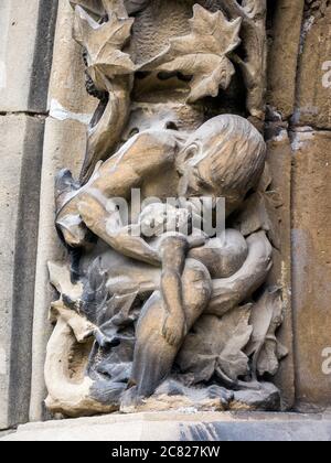 Alle de esculturas en ventana Exterior de la Catedral de María Inmaculada (Catedral Nueva). Vitoria. Álava. País Vasco. España Stockfoto