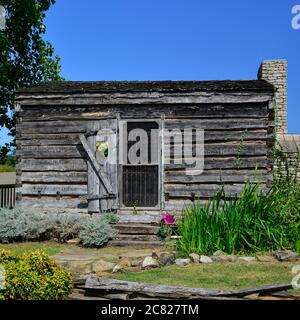 Eine rustikale Nachbildung der Neddy Jacobs Holzhütte, gebaut 1800 von irischen Immigranten und indischen Frau im historischen Libanon, TN, Stockfoto