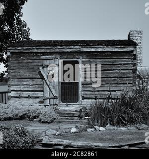 Eine rustikale Nachbildung der Neddy Jacobs Holzhütte, 1800 von irischen Einwanderern und indischen Frau im historischen Libanon, TN, in kaltfarbenem Schwarz und wht gebaut Stockfoto