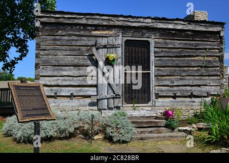 Eine Gedenktafel erinnert an die Nachbildung der Holzhütte von Neddy Jacobs, die 1800 von irischen Einwanderern und indischen Frauen im historischen Libanon, TN, erbaut wurde Stockfoto