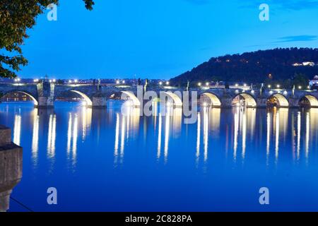Karlsbrücke über die Moldau in Prag bei Nacht Stockfoto