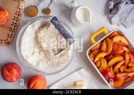 Zutaten für Pfirsich-Schuster-Pie Stockfoto