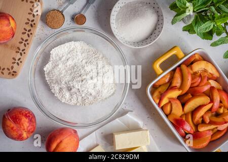 Zutaten für Pfirsich-Schuster-Pie Stockfoto