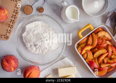 Zutaten für Pfirsich-Schuster-Pie Stockfoto