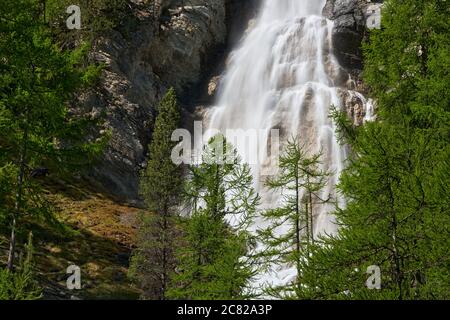 Der Wasserfall La Pisse im Sommer im Regionalpark Queyras. Ceillac, Hautes-Alpes, Alpen, Frankreich Stockfoto